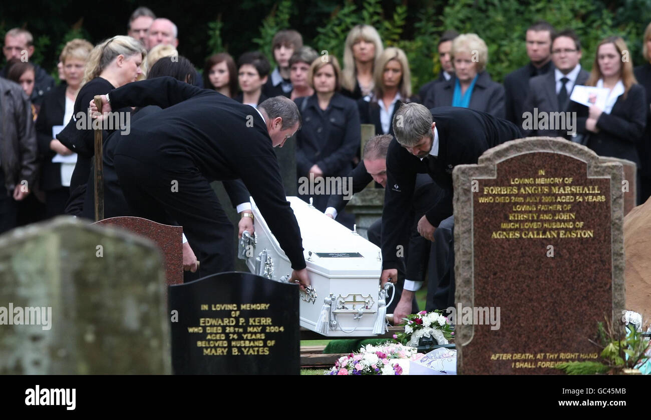 Trauernde während der Beerdigung von Georgia Rowe in der Sorn Parish Church in Ayrshire. Stockfoto