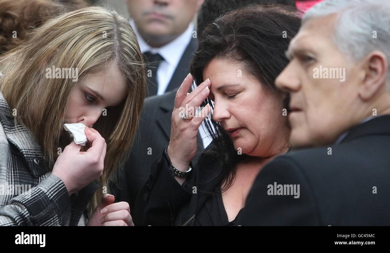 Tanya Rowe, Adoptivmutter von Georgia Rowe, während der Beerdigung in der Sorn Parish Church in Ayrshire. Stockfoto