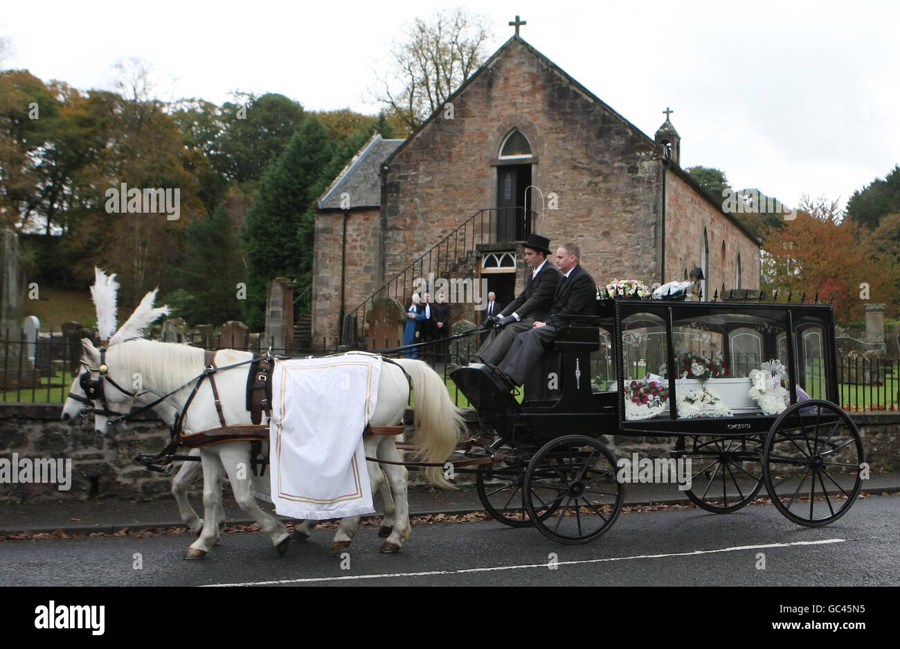 Die Beerdigung von Georgia Rowe in der Sorn Parish Church in Ayrshire. Stockfoto