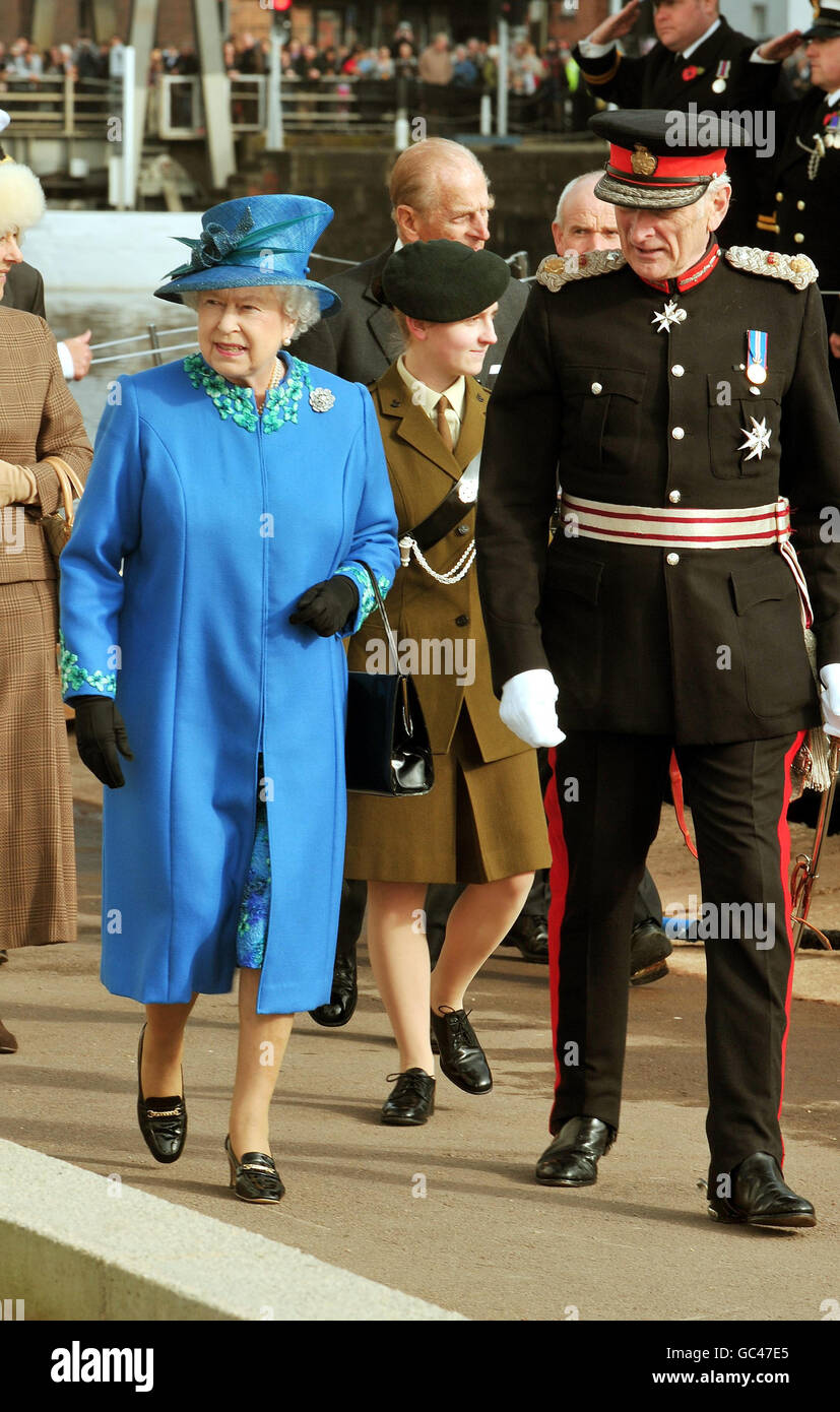 Königin Elizabeth II. Und Lord Lieutenant Sir Henry Elwes gehen beim Besuch des neuen Gebäudes zum Gloucestershire College, am Ufer des Flusses Severn. Stockfoto