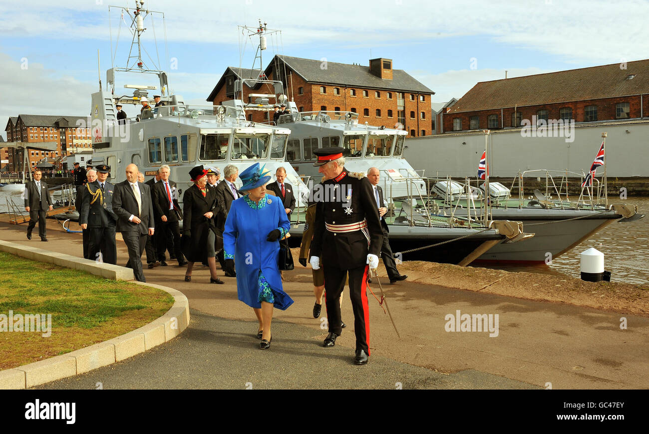Königin Elizabeth II. Und Lord Lieutenant Sir Henry Elwes gehen beim Besuch des neuen Gebäudes zum Gloucestershire College, am Ufer des Flusses Severn. Stockfoto