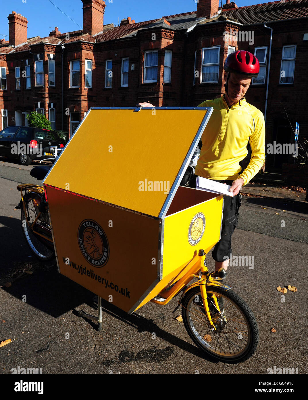 Das private Postzustellungsunternehmen Yellow Jersey liefert während des Streiks der Royal Mail Postarbeiter Post in den Straßen von Coventry. Stockfoto