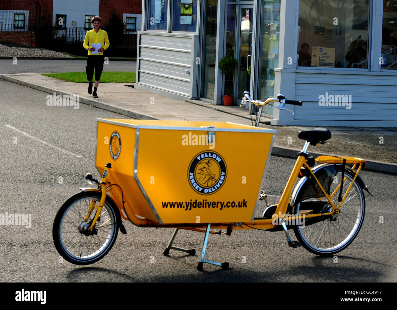 Das private Postzustellungsunternehmen Yellow Jersey liefert während des Streiks der Royal Mail Postarbeiter Post in den Straßen von Coventry. Stockfoto