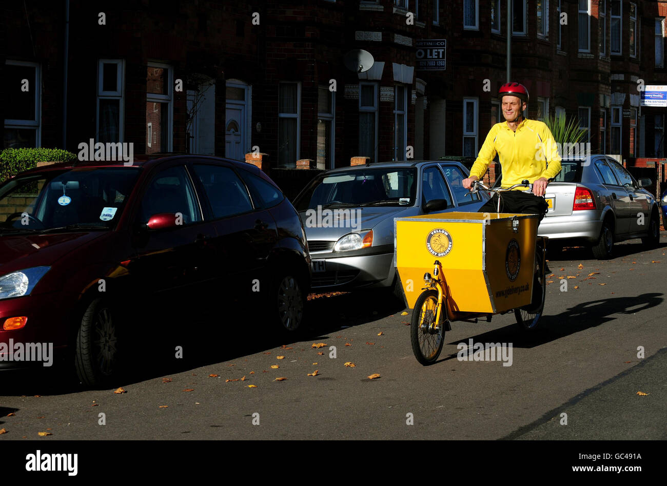 Das private Postzustellungsunternehmen Yellow Jersey liefert während des Streiks der Royal Mail Postarbeiter Post in den Straßen von Coventry. Stockfoto