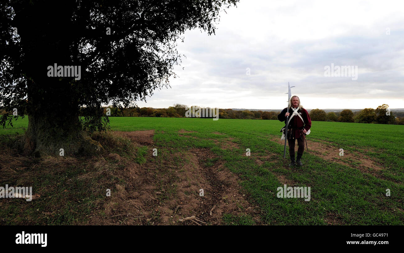 Der historische Interpret Captain Mortimer, auch bekannt als Paul Parker, liegt auf dem Ambion Hill, hinter ihm liegt der neue Standort des Battle of Bosworth Field. Die Schlacht von Bosworth Field wurde nicht dort ausgetragen, wo sie vermutlich stattgefunden hat, enthüllten Historiker heute. Stockfoto