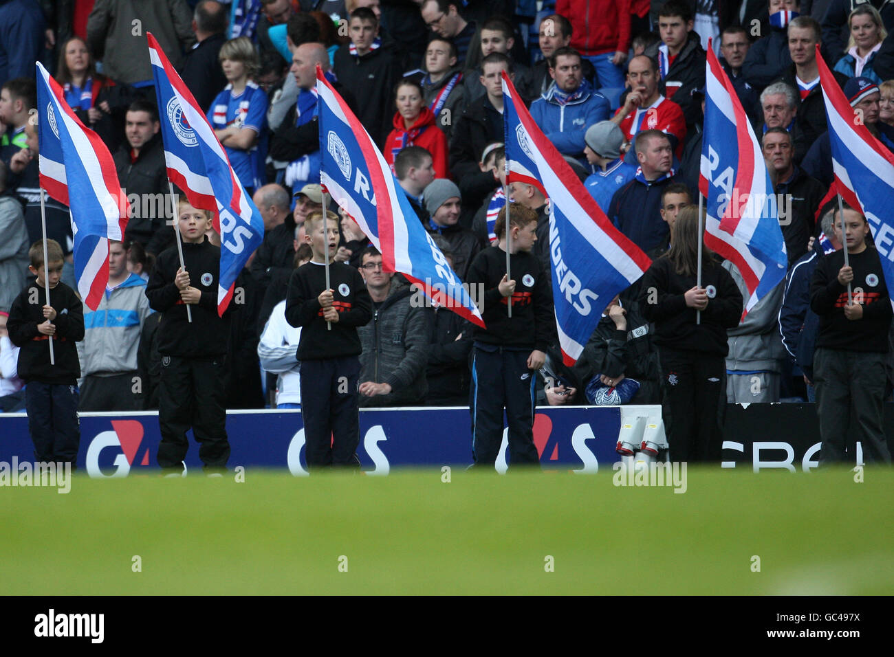 Fußball - Clydesdale Bank Scottish Premier League - Rangers gegen Hibernian - Ibrox. Kinder winken den Rangers Flaggen auf dem Pitchside Stockfoto