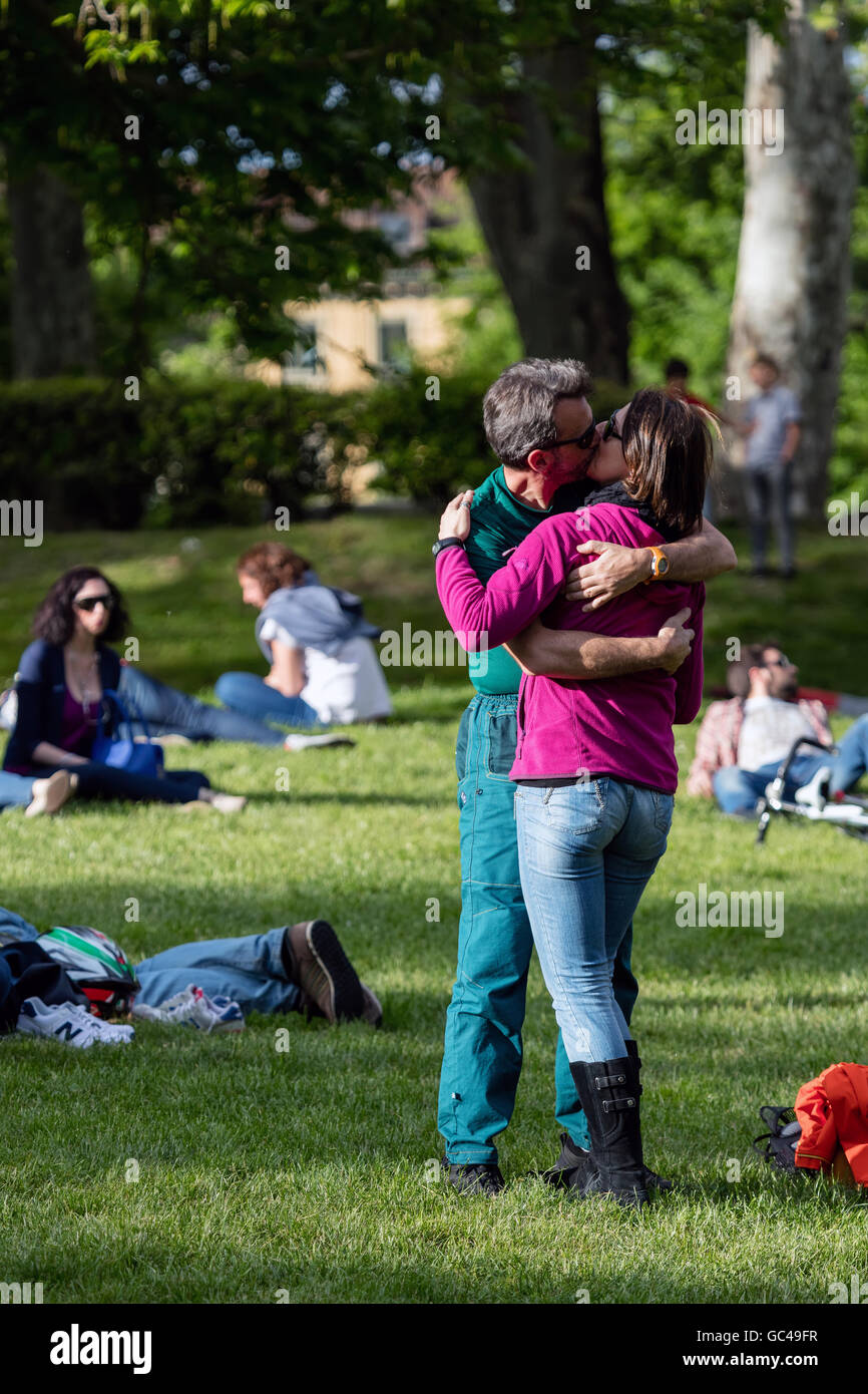 Leidenschaftlich küssen paar im Parco del Valentino, Turin, Italien Stockfoto