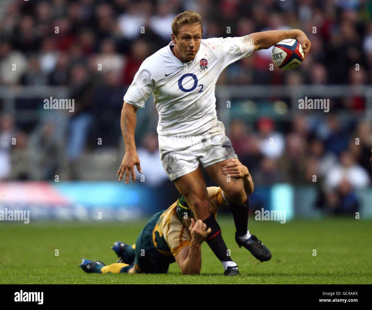 Rugby Union - Investec Challenge Series - England / Australien - Twickenham Stadium. Der englische Jonny Wilkinson wird vom australischen Matt Giteau während des Spiels der Investec Challenge Series im Twickenham Stadium, London, angegangen. Stockfoto