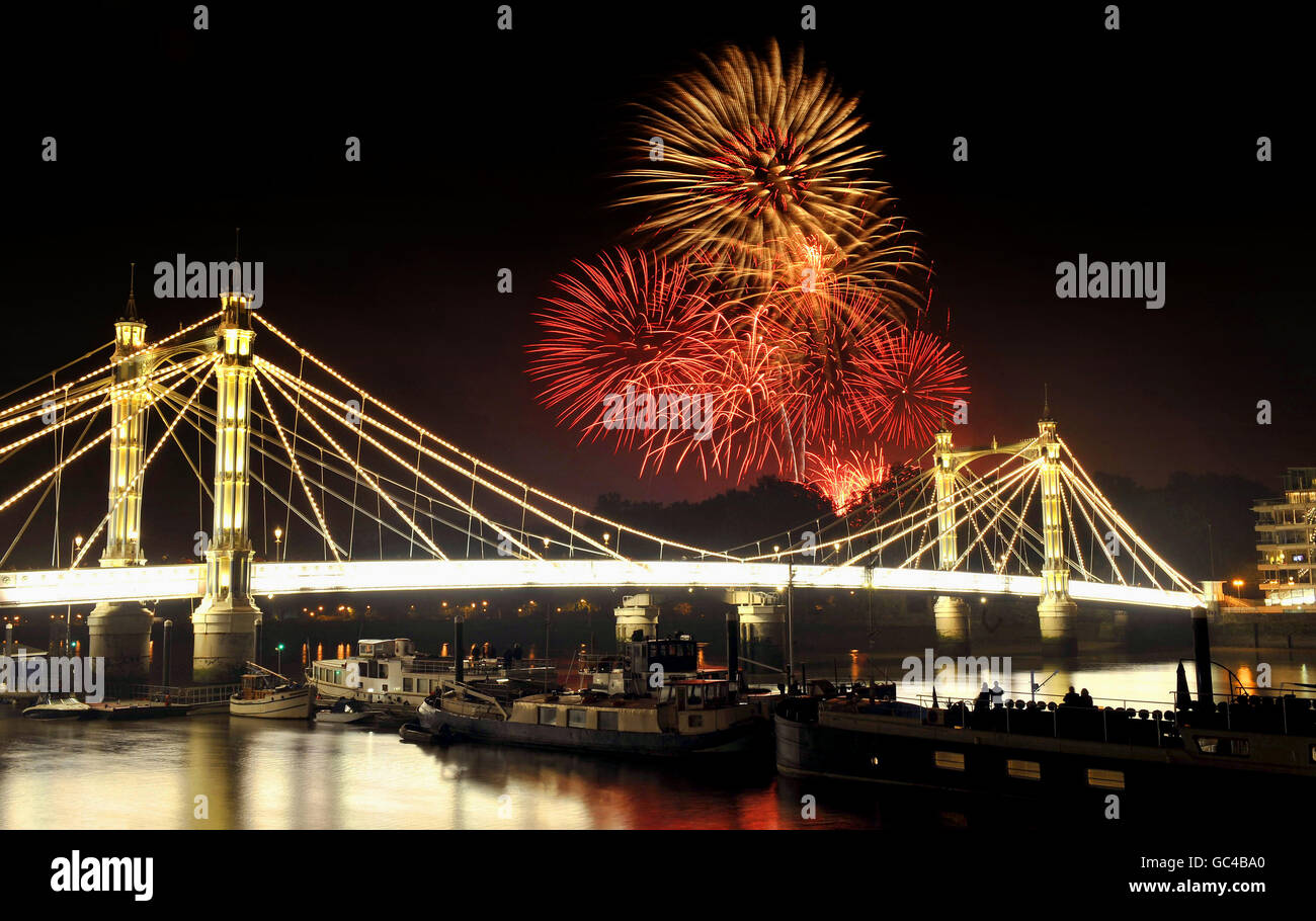 Das Battersea Park Feuerwerk über der Albert Bridge in London. Die 'Guy Fawkes'-Nacht wurde nach dem erfolglosen 'Gunpowder Plot' am 5. November 1605 eingerichtet, der das Unterhaus, das Oberhaus und die Person des Königs (König James I.) zerstören sollte. Guy (oder Guido) Fawkes war einer der katholischen Verschwörer, die die Verschwörung versuchten, und er wird jedes Jahr am oder in der Nähe des 5. November bei unzähligen Lagerfeuern im ganzen Land in einem Bildnis verbrannt. Stockfoto