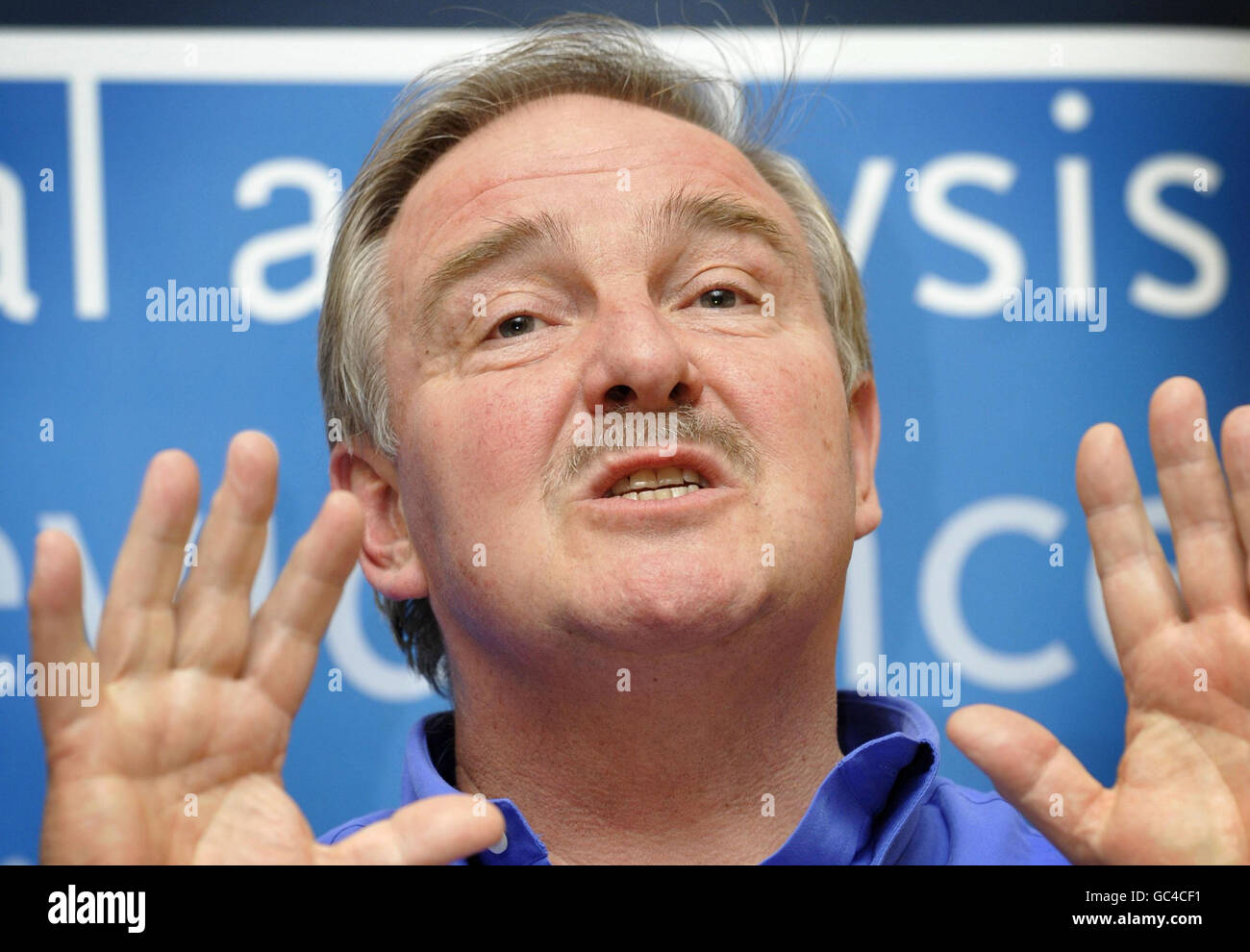 Professor David Nutt spricht am Kings College in London, inmitten des Sturzes seiner Entlassung als Chefdrogenberater der Regierung nach seinen umstrittenen Äußerungen über Cannabis, Ecstasy und LSD. Stockfoto