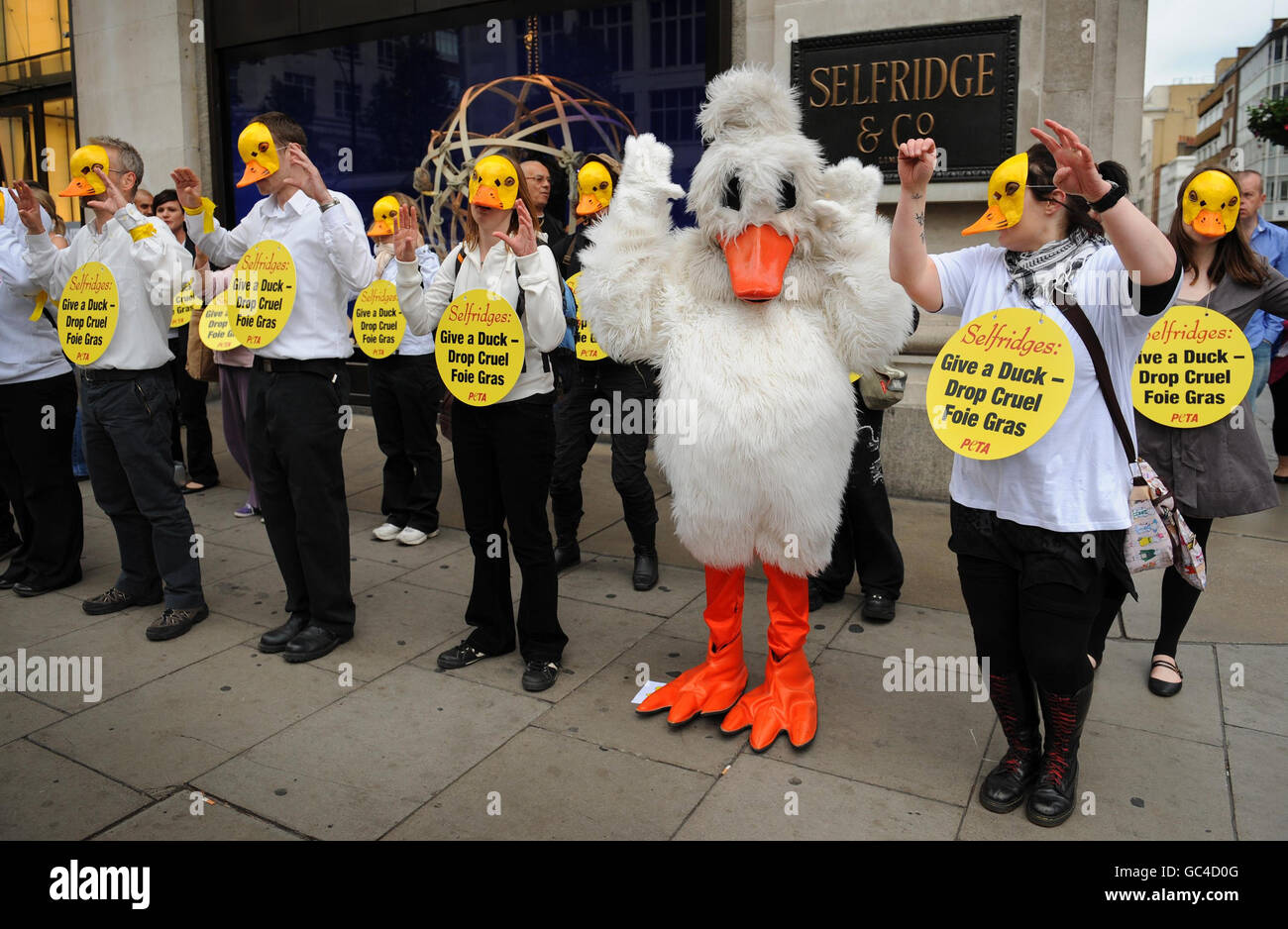 Die Tierschutzgruppe PETA protestiert gegen die Produktion und den Verkauf von Pate de fois Gras, das aus Lebern von zwangsernährten Enten und Gänsen hergestellt wurde, und demonstriert vor Selfridges, Oxford Street. Stockfoto