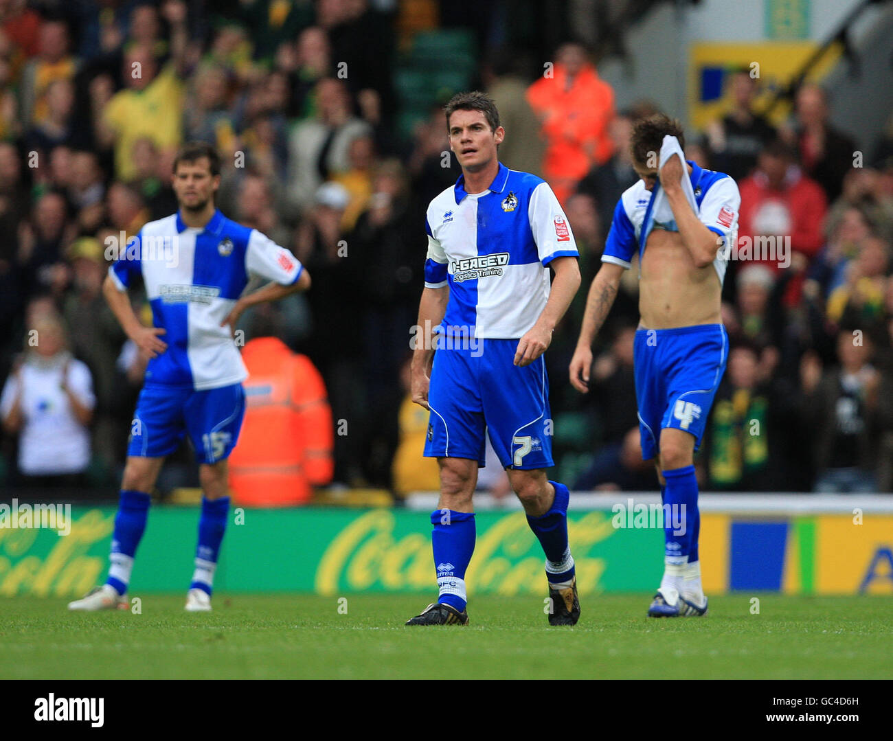 Bristol Rovers' Kapitän Stuart Campbell (vorne) und Chris Lines schauen Dejected nach Norwich City Punkten ihr viertes Tor Stockfoto