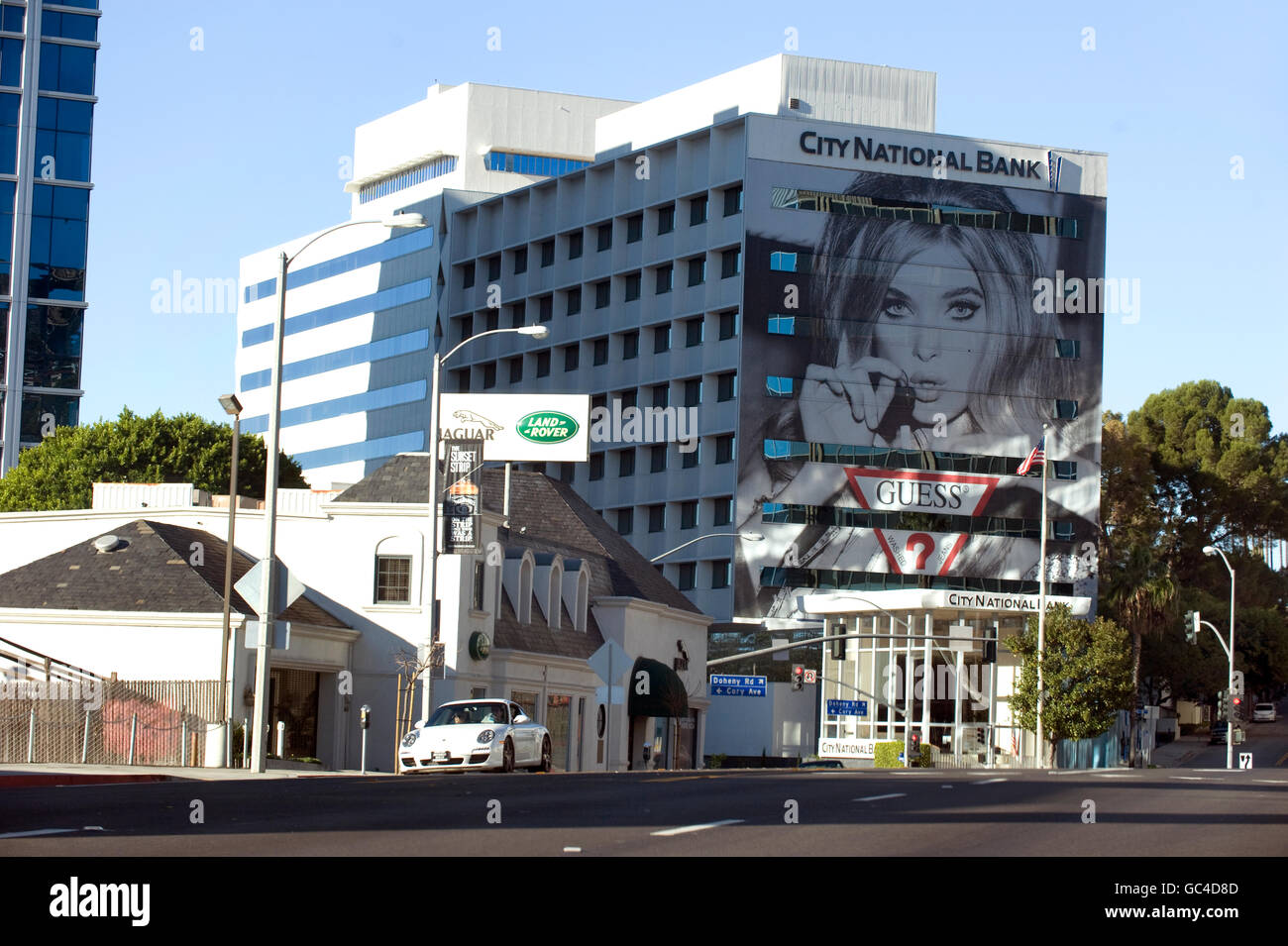 Große Anzeige für Guess Jeans an der Seite eines Gebäudes auf dem Sunset Strip Stockfoto