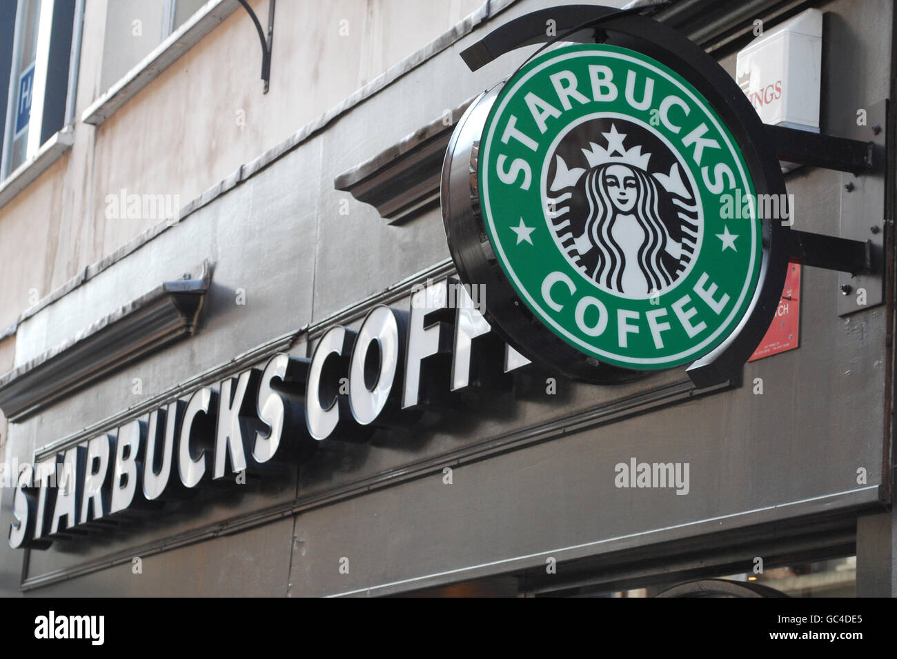 Einzelhandelsbestand. Starbucks Kaffee Stockfoto