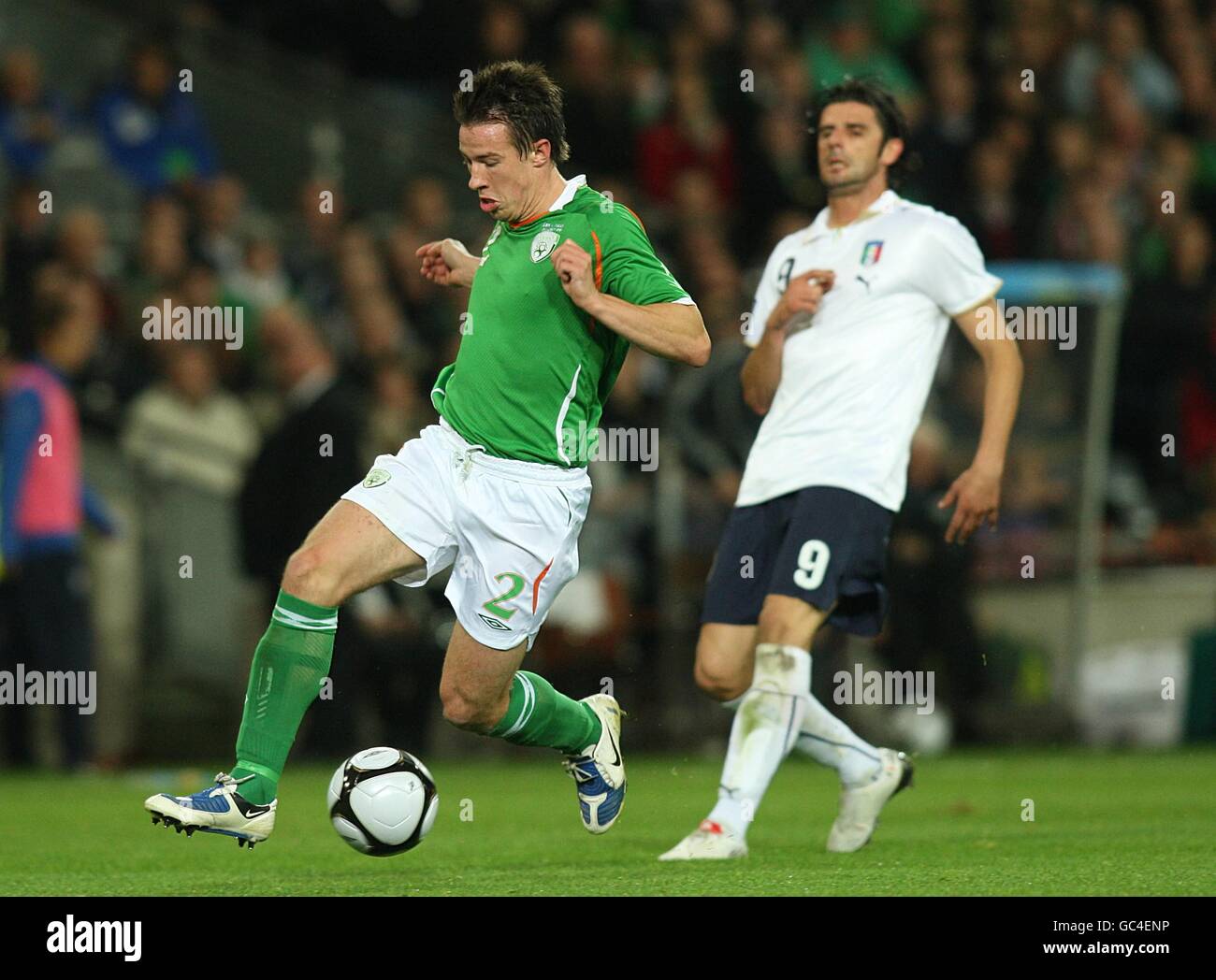 Fußball - FIFA Fußball-Weltmeisterschaft 2010 - Qualifikationsrunde - Gruppe 8 - Republik Irland - Italien - Croke Park. Der irische Sean St. Ledger in Aktion Stockfoto