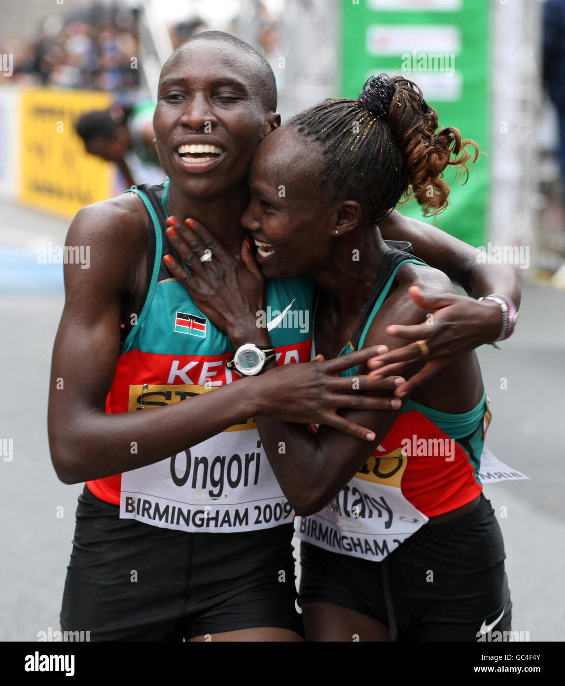 Mary Jepkosgei Keitany (rechts) aus Kenia feiert ihren Sieg mit Philes Moora Ongori auf Platz 2 nach dem Women's EDF Energy Birmingham Halbmarathon in Birmingham. Stockfoto