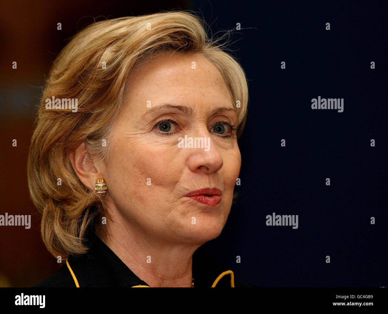 US-Außenministerin Hillary Clinton sprach, bevor sie eine Gedenktafel bei der offiziellen Wiedereröffnung des Belfaster Rathauses enthüllte. Stockfoto