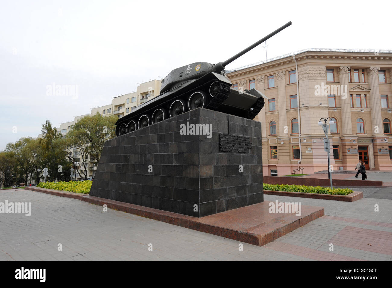 Fußball - UEFA Europa League - Gruppe I - FC BATE Borisov / Everton - Dinamo Stadium. Ein Tank vor einem Gebäude im Zentrum von Minsk Stockfoto