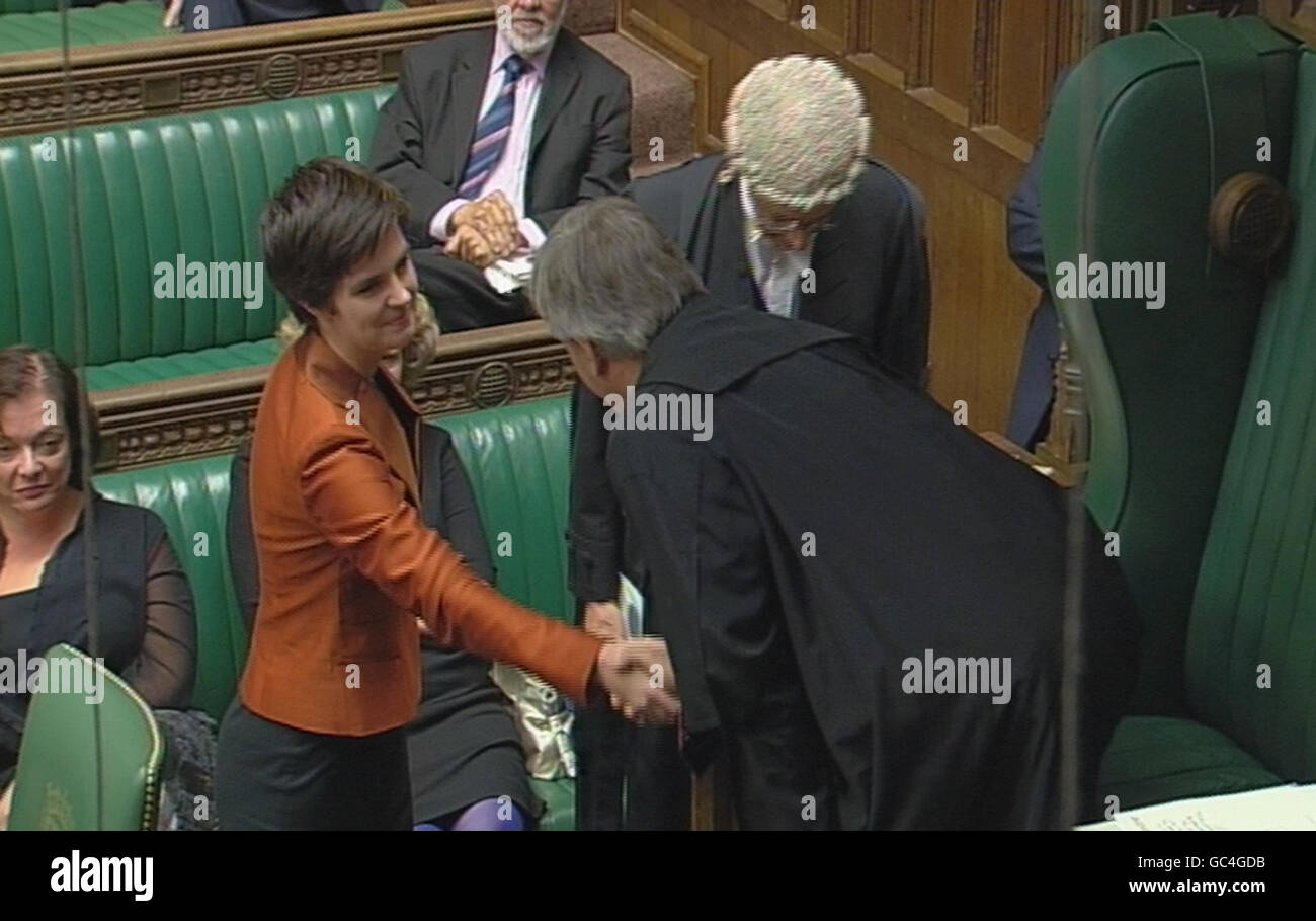 Tory Chloe Smith wird begrüßt, als sie ihren Sitz als jüngste Abgeordnete im Unterhaus einnimmt. Stockfoto