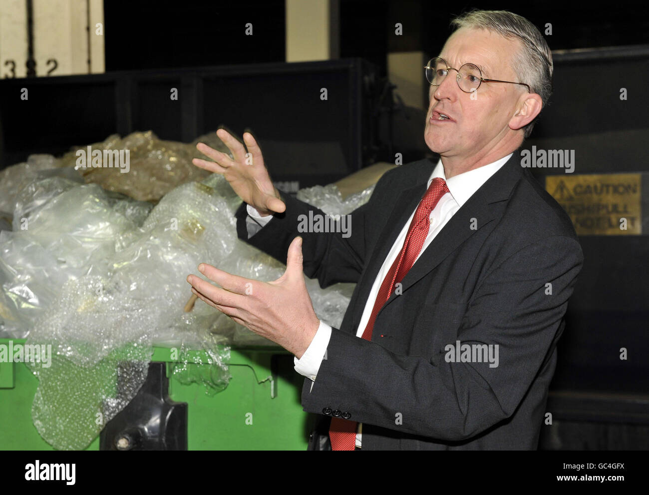 Umweltministerin Hilary Benn bei einem Besuch im Londoner Messegelände Earl's Court, um sich die neuen und hochmodernen Recyclingeinrichtungen anzusehen. Stockfoto