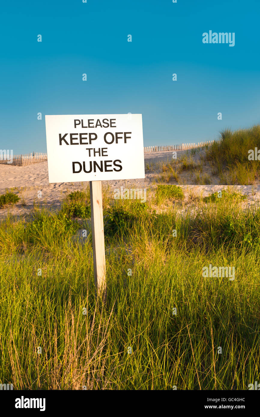 Schild am Strand warnt vor den Dünen für den Umweltschutz zu halten Stockfoto