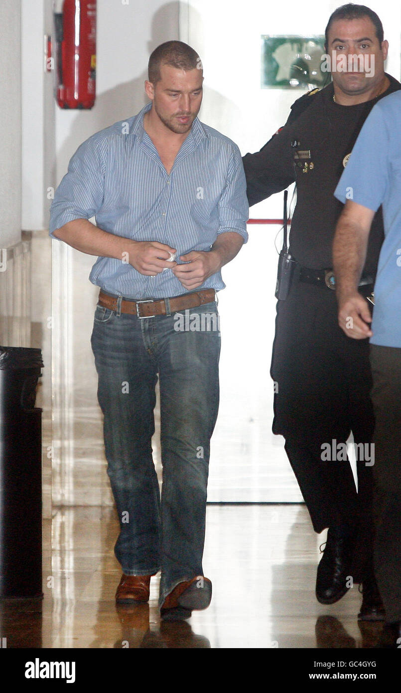 Andrew Cowles der Ehemann von Boyzone-Star Stephen Gately verlässt das Gericht in Palma Mallorca, nachdem er die Ergebnisse der Autopsie gehört hat. Stockfoto