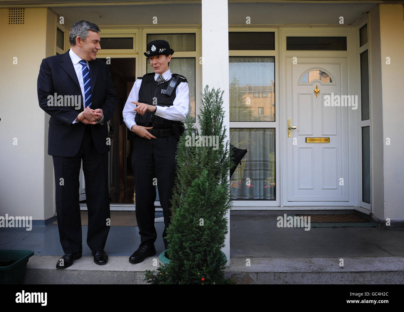 Premierminister Gordon Brown trifft heute auf dem Brennofen Place Estate im Norden Londons Polizei und Einwohner, wo die Bewohner mit der Polizei zusammenarbeiten, um antisoziales Verhalten zu reduzieren. Stockfoto