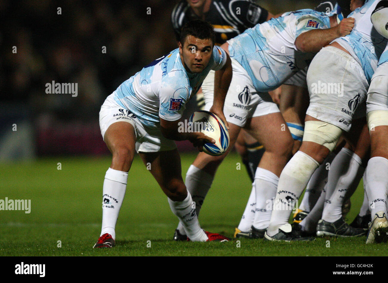 Rugby Union - European Challenge Cup - Pool Two - Worcester Warriors V Montpellier - Sixways. Adrien Tomas von Montpellier entlastet den Ball vom Rücken des Scrum Stockfoto