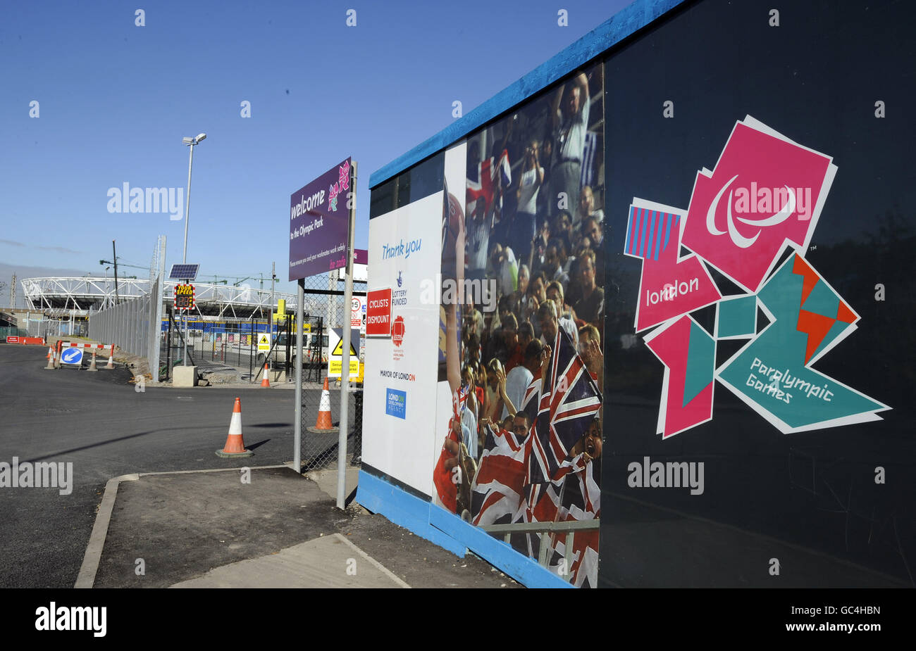 Das Olympiastadion (links) im Süden des Olympiaparks, auf einem Inselgelände, das auf drei Seiten von Wasserwegen umgeben ist Stockfoto