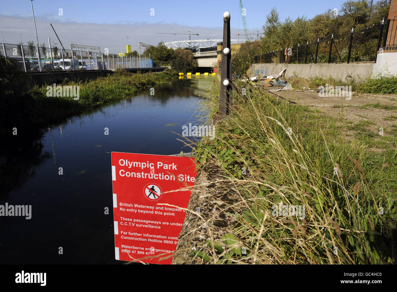 Das Olympiastadion im Süden des Olympiaparks, auf einem Inselgelände, das auf drei Seiten von Wasserwegen umgeben ist Stockfoto