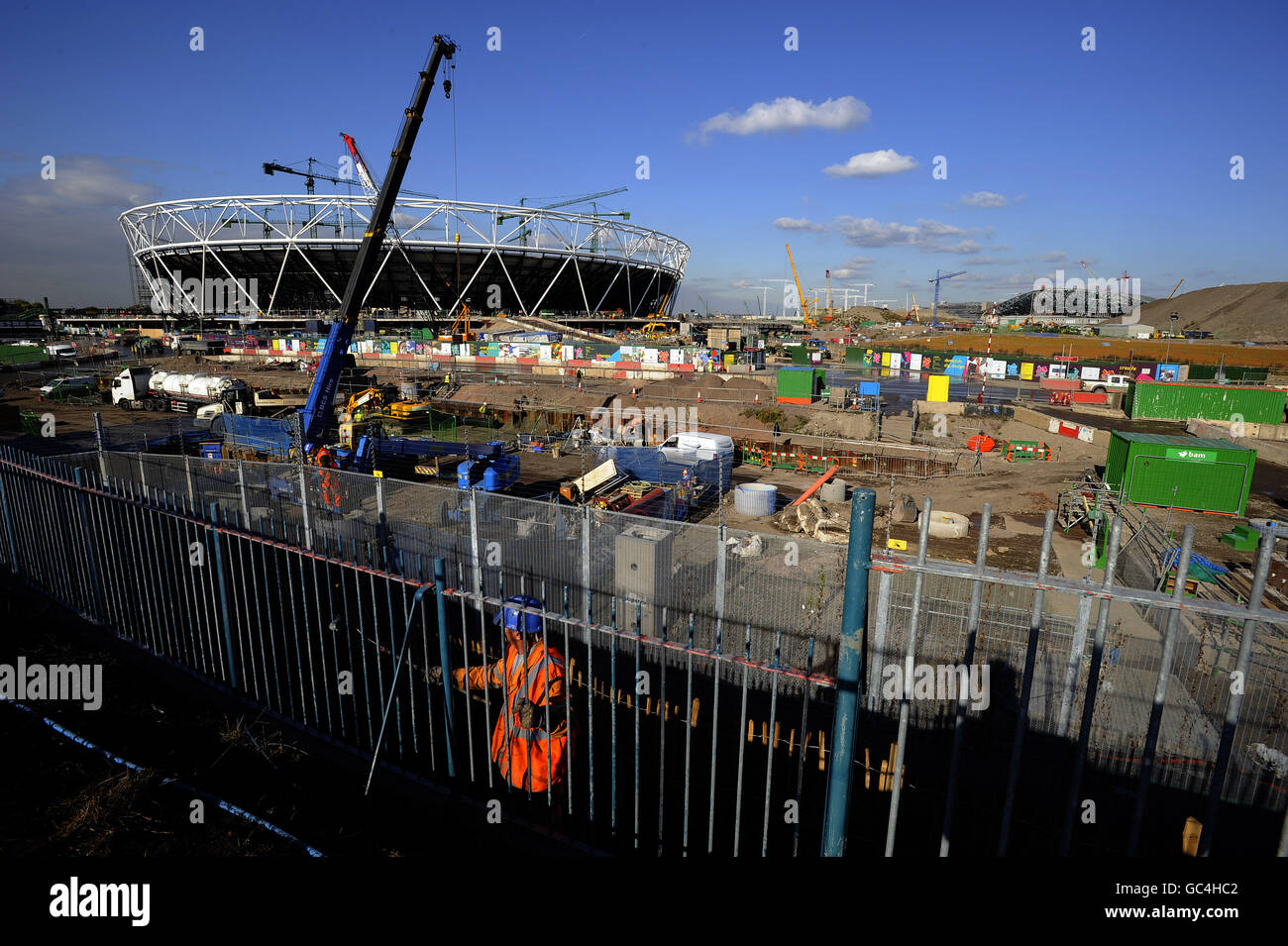 Das Olympiastadion im Süden des Olympiaparks, auf einem Inselgelände, das auf drei Seiten von Wasserwegen umgeben ist Stockfoto