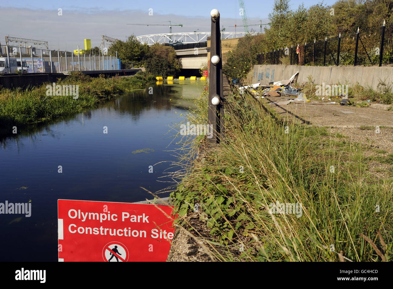 Das Olympiastadion im Süden des Olympiaparks, auf einem Inselgelände, das auf drei Seiten von Wasserwegen umgeben ist Stockfoto