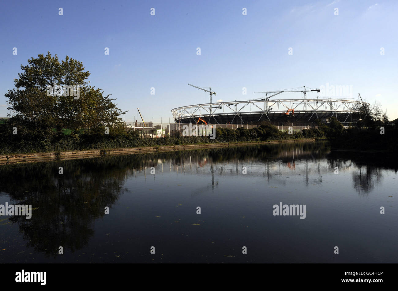 Das Olympiastadion im Süden des Olympiaparks, auf einem Inselgelände, das auf drei Seiten von Wasserwegen umgeben ist Stockfoto