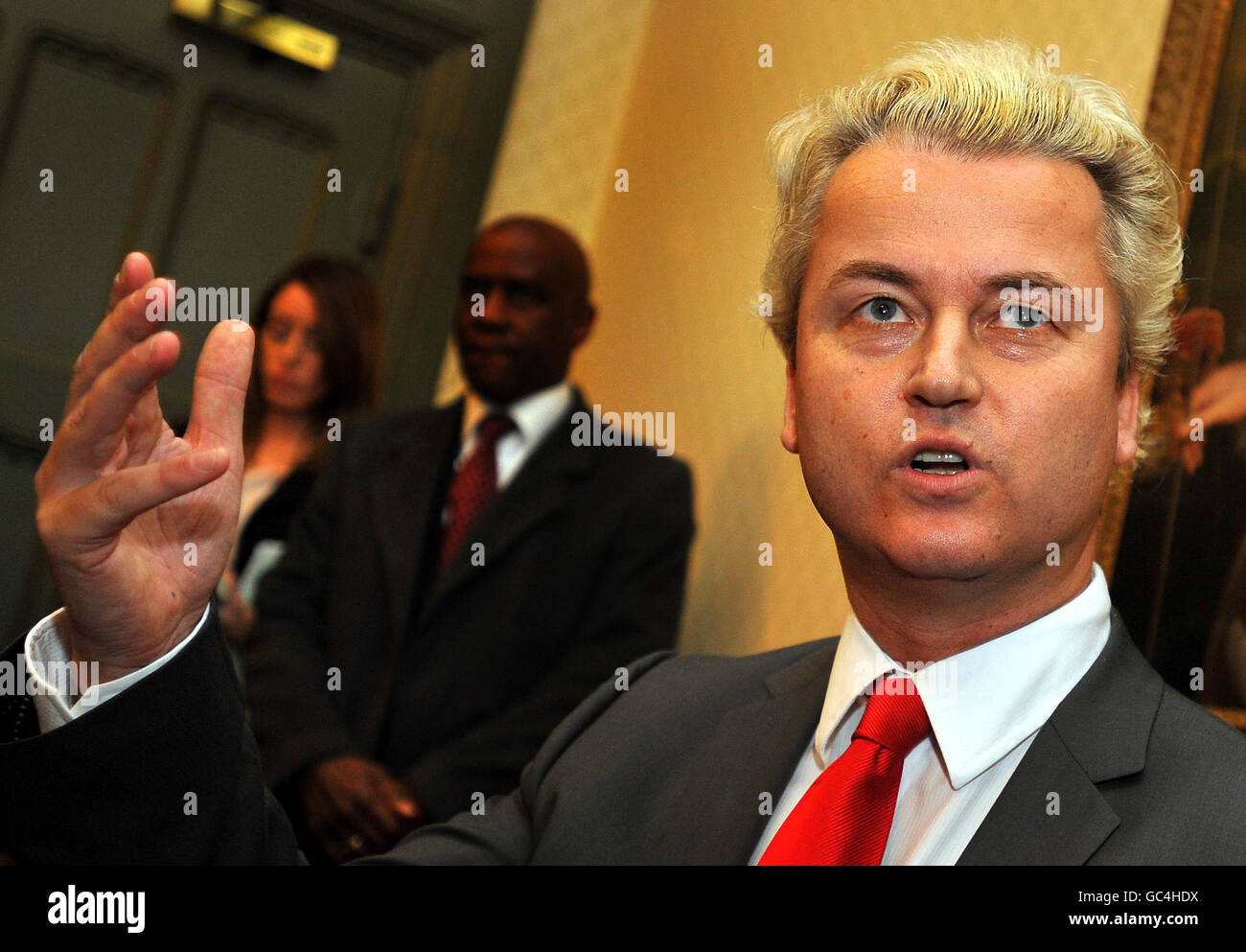 Der niederländische Abgeordnete Geert Wilders bei einer chaotischen Pressekonferenz in Westminster, im Zentrum von London. Stockfoto