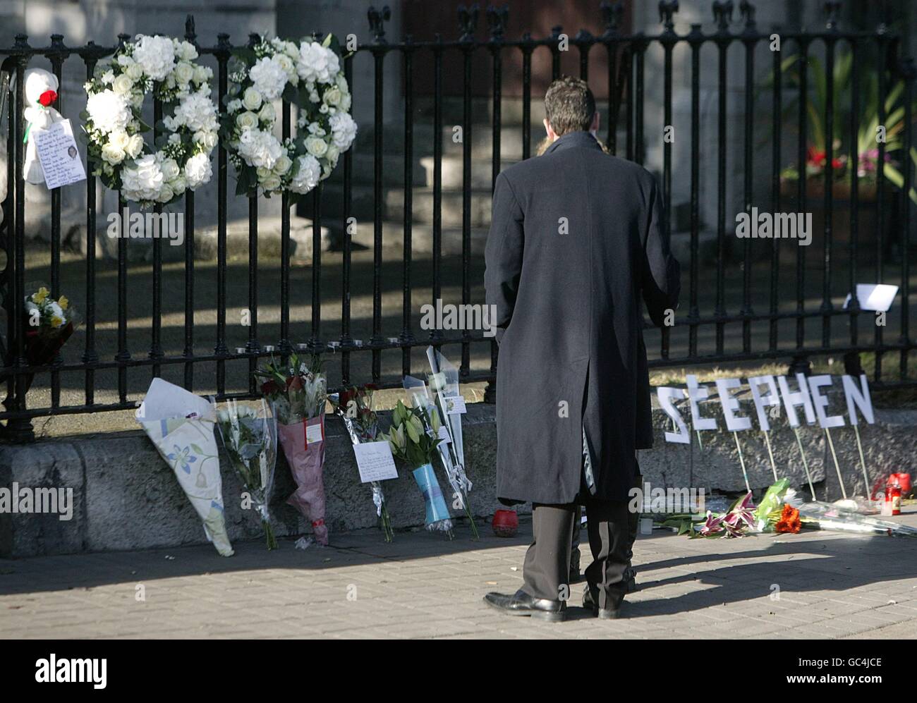 Tribute werden bei der Beerdigung von Stephen Gately in St. Laurence O'Toole Kirche, Sevilla Place, Dublin gelegt Stockfoto