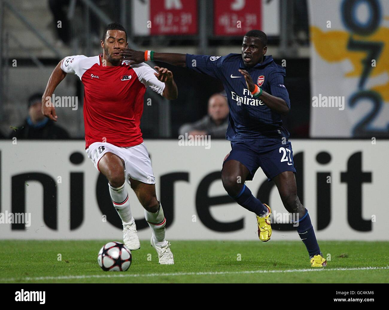 Arsenals Emmanuel Eboue (rechts) und AZ Alkmaars Schlacht bei Moussa Dembele Für den Ball Stockfoto