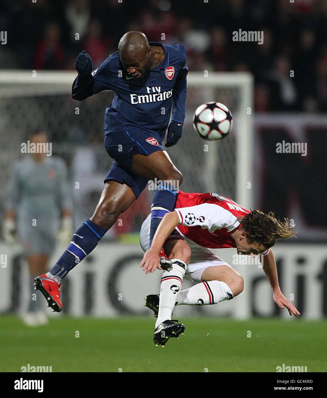 Arsenals William Gallas (links) und AZ Alkmaars Schlacht bei Brett Holman Für den Ball Stockfoto