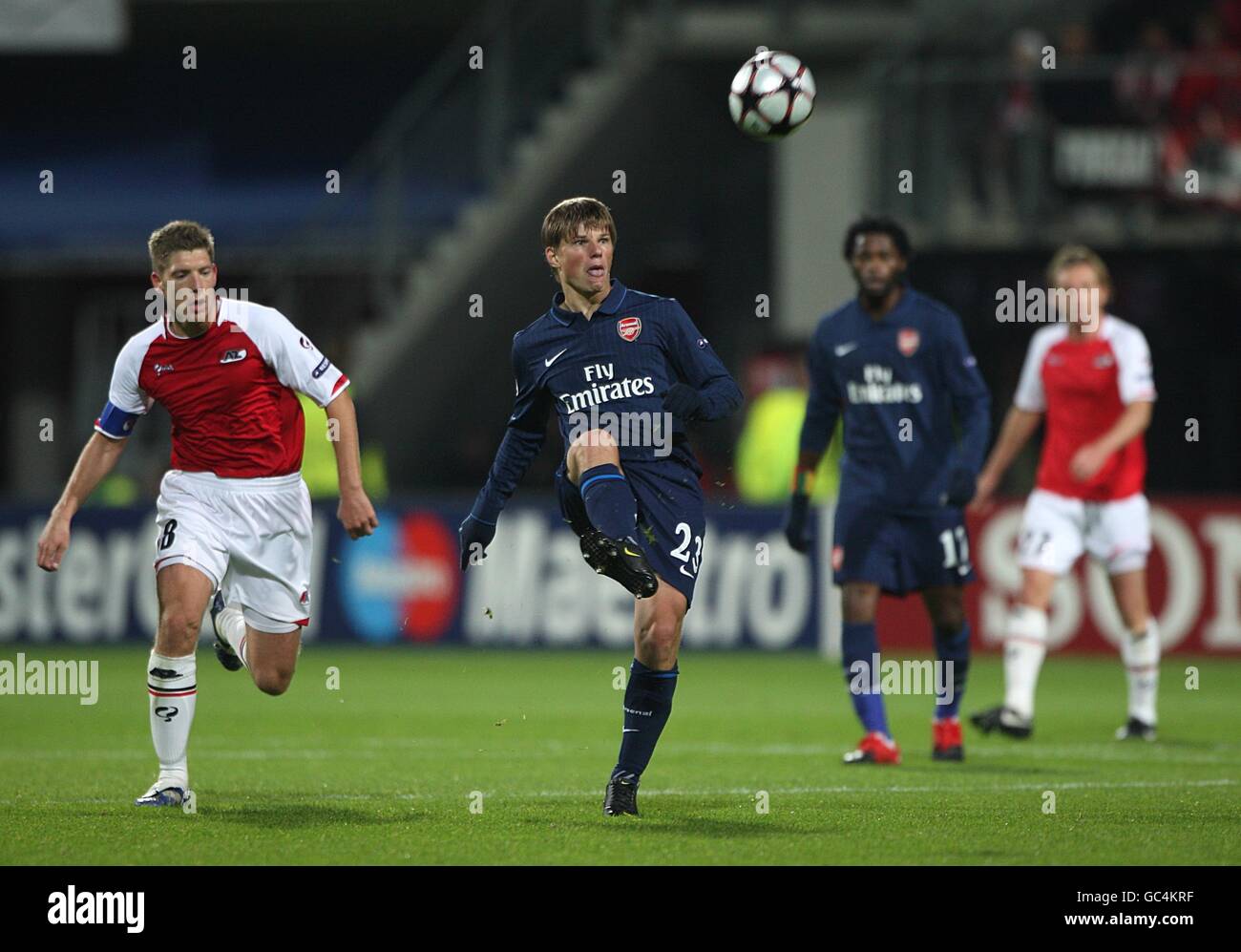 Andrey Arshavin (2. Links) von Arsenal schieft den Ball nach vorne Stockfoto