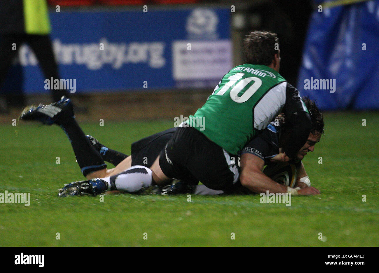 Thom Evans aus Glasgow erzielt den dritten Versuch während des Spiels der Magners League in der Firhill Arena in Glasgow. Stockfoto