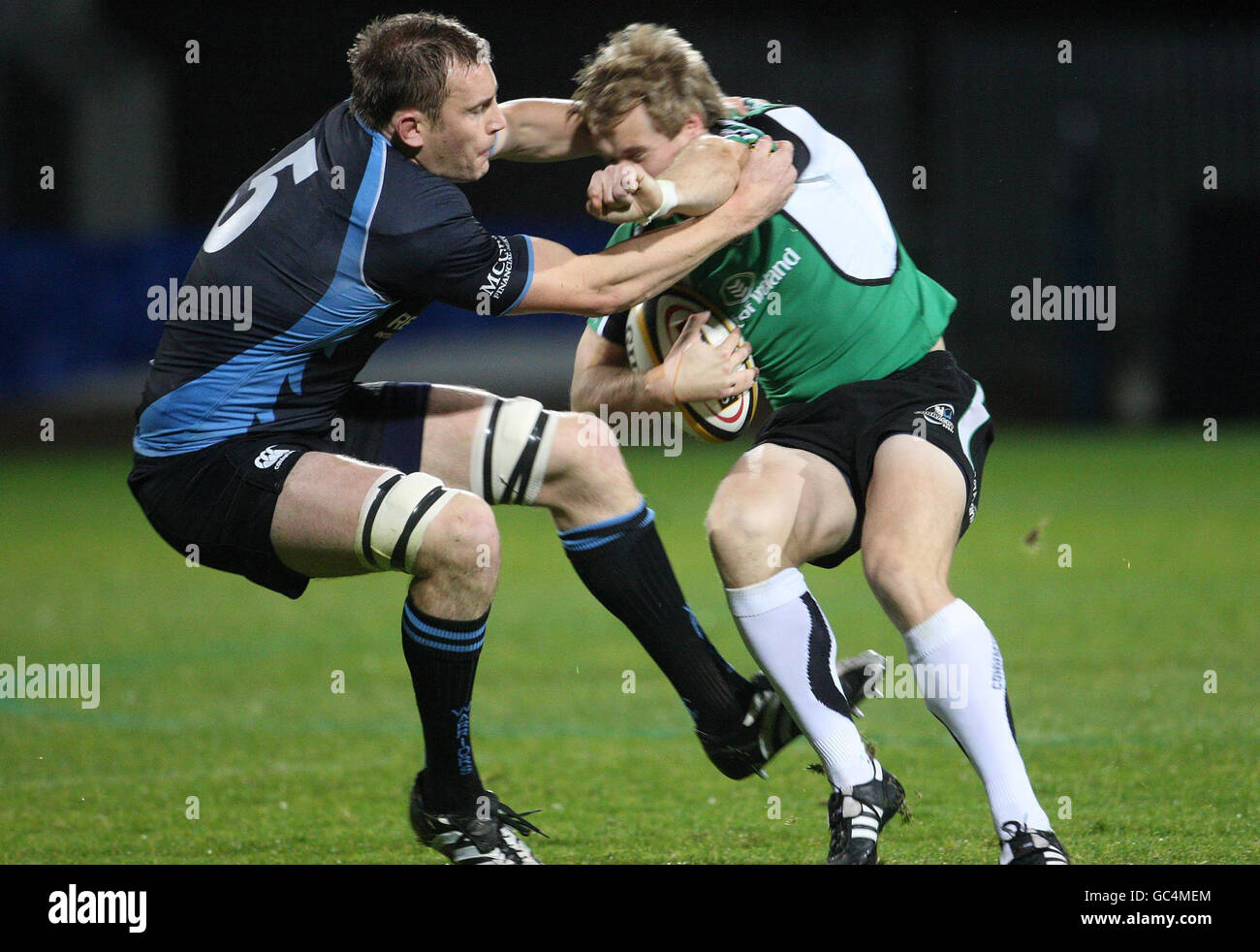 Rugby Union - Magners League - Glasgow Warriors gegen Connacht - Firhill Arena. Glasgow's Alastair Kellock (links) bringt Connacht's Gavin Duffy während des Spiels der Magners League in der Firhill Arena in Glasgow unter. Stockfoto