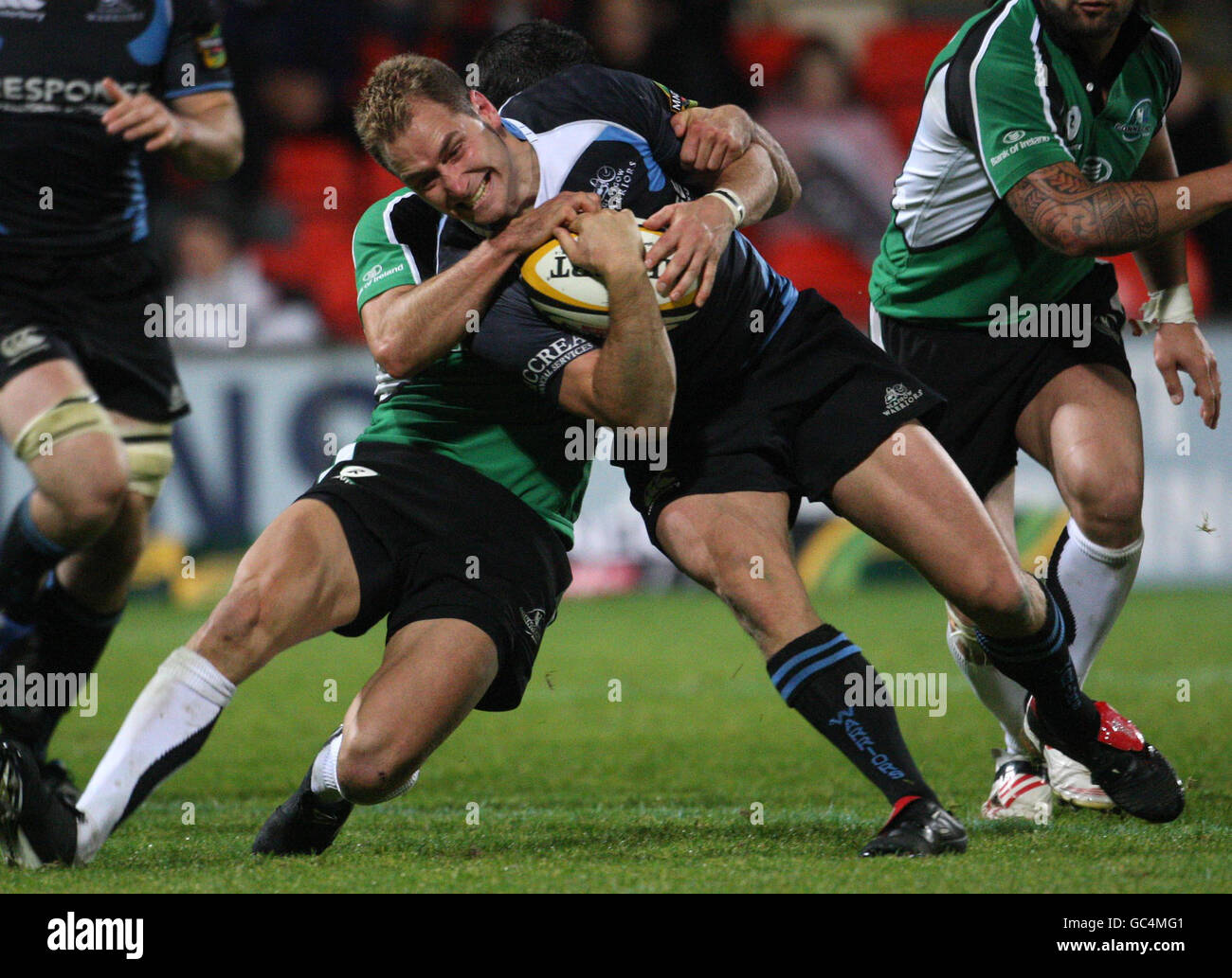 Glasgow's Dan Parks (Mitte, rechts) wird von Connacht's Ian Keitley während des Spiels der Magners League in der Firhill Arena, Glasgow, angehalten. Stockfoto