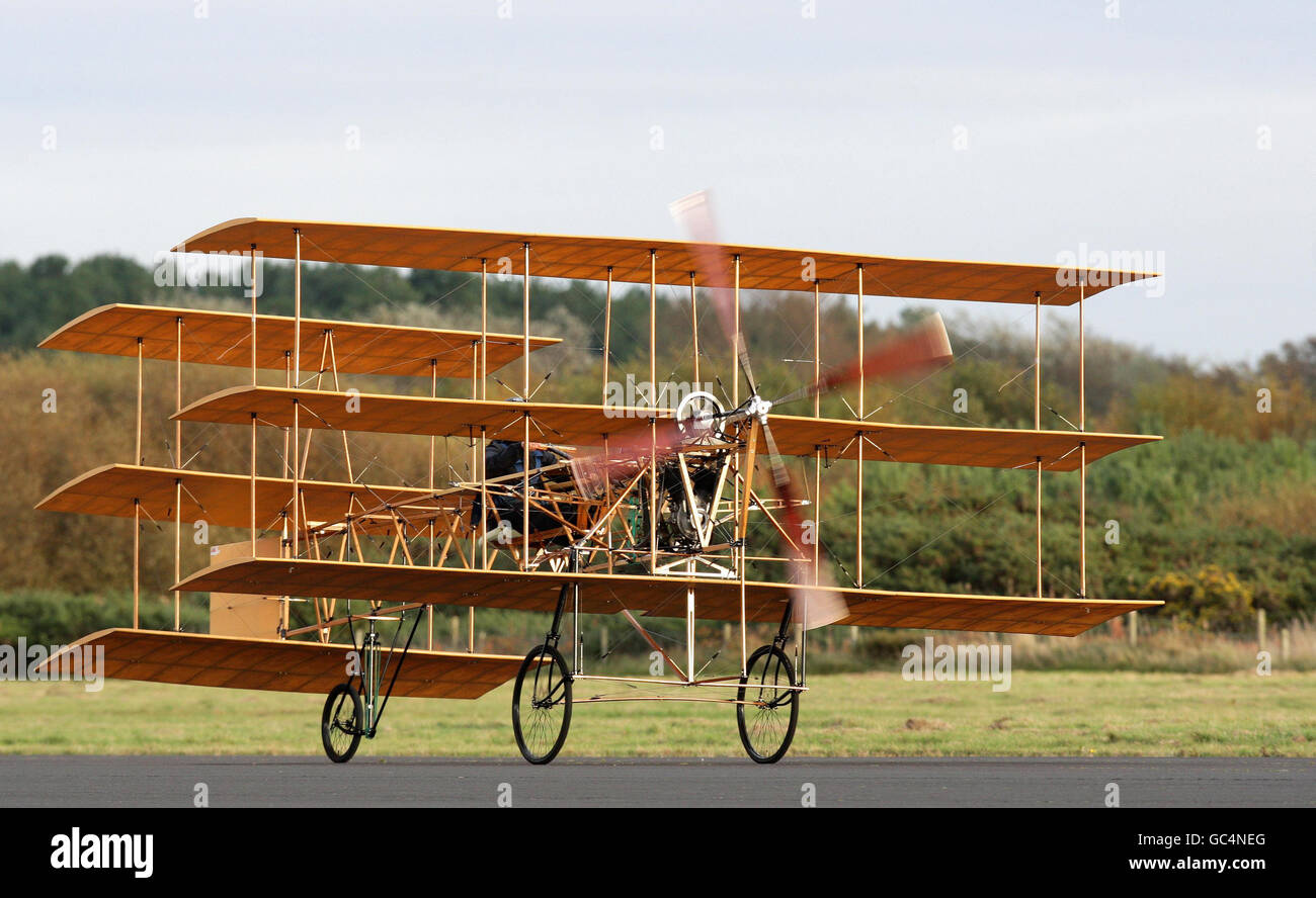 Die Pilotin Judy Leden versucht, in einem Triplane abzuheben, der von Freiwilligen des Museum of Science and Industry in Manchester unter Verwendung der ursprünglichen Pläne von Alliott Verdon-Roe in RAF Woodvale, Formby, Liverpool gebaut wurde. Stockfoto