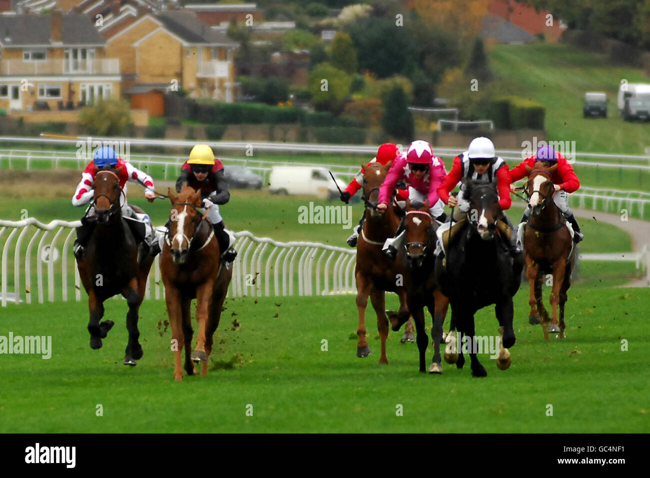 Diacon Blues von Phillip Makin (zweiter rechts) geht weiter, um den E.B.F Fosse Way Maiden Stakes auf Leicester Racecourse zu gewinnen. Stockfoto