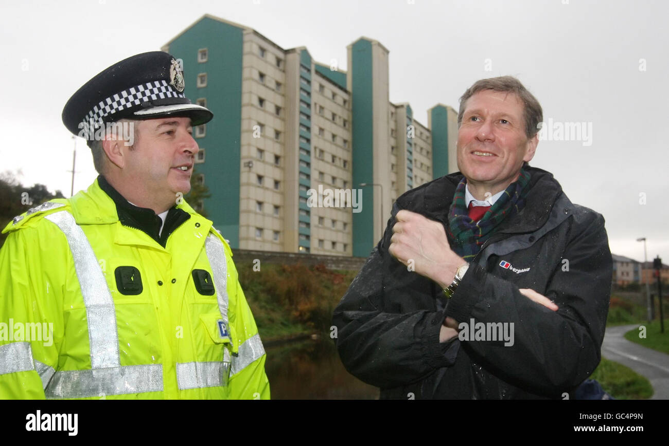 Justizsekretär Kenny MacAskill (rechts) spricht mit Hauptkommissar Paul Bullen während eines Besuchs in Wester Hailes in Edinburgh nach der Veröffentlichung der Scottish Crime & Justice Survey 2008/2009. Stockfoto