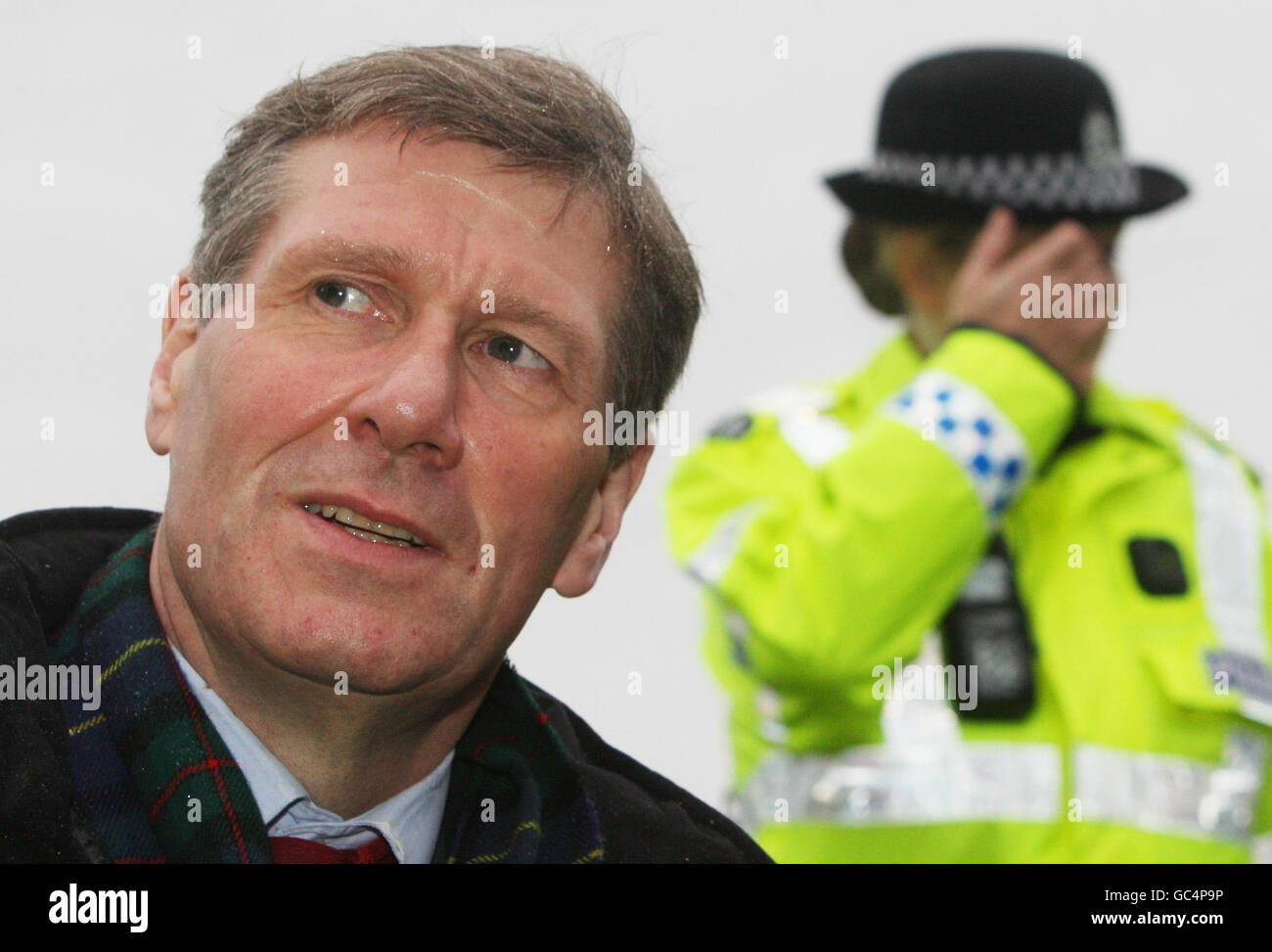 Justizminister Kenny MacAskill bei einem Besuch in Wester Hailes in Edinburgh, nach der Veröffentlichung der Scottish Crime & Justice Survey 2008/2009. Stockfoto