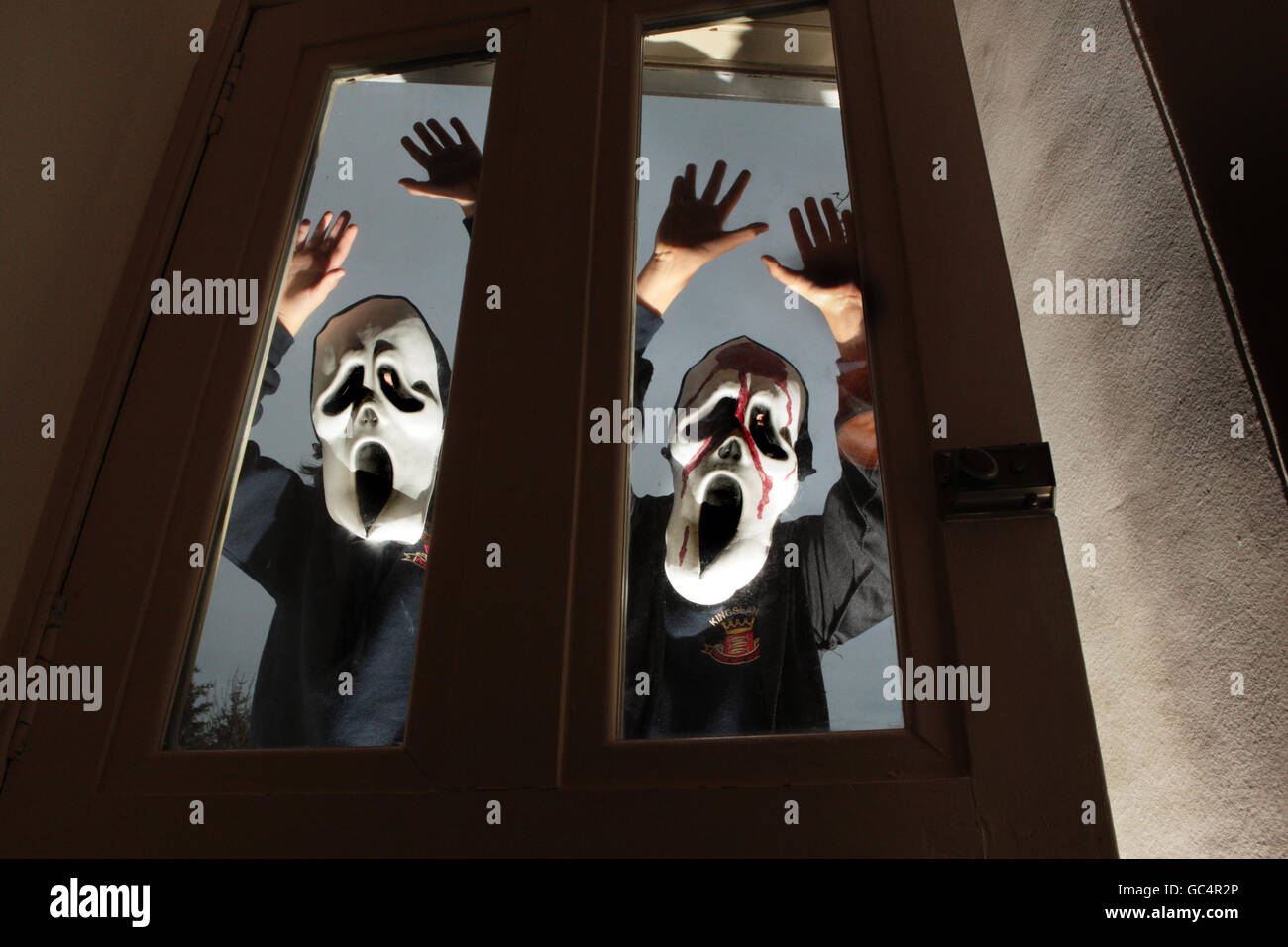 Kinder klopfen an die Haustür eines Hauses in den Scottish Borders, als sie sich auf Halloween vorbereiten. Stockfoto