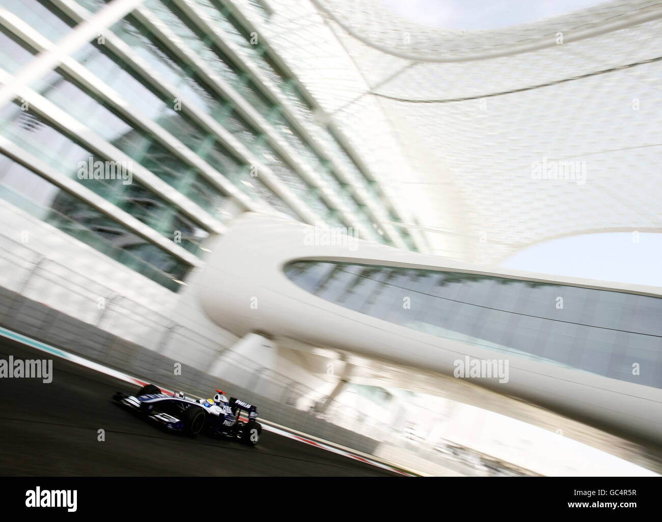 Williams-Fahrer Nico Rosberg fährt während des Trainingstages auf dem Yas Marina Circuit, Vereinigte Arabische Emirate, durch den Yas Hotel Complex Teil des Yas Marina Circuit. Stockfoto