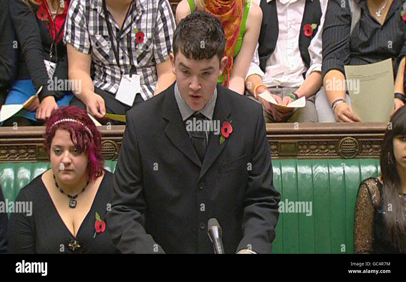 Jonny Gilchrist spricht in den Houses of Parliament, London, während Mitglieder des britischen Jugendparlaments Geschichte schreiben, indem sie die Commons-Kammer übernehmen, um Themen zu diskutieren, die junge Menschen betreffen. Stockfoto