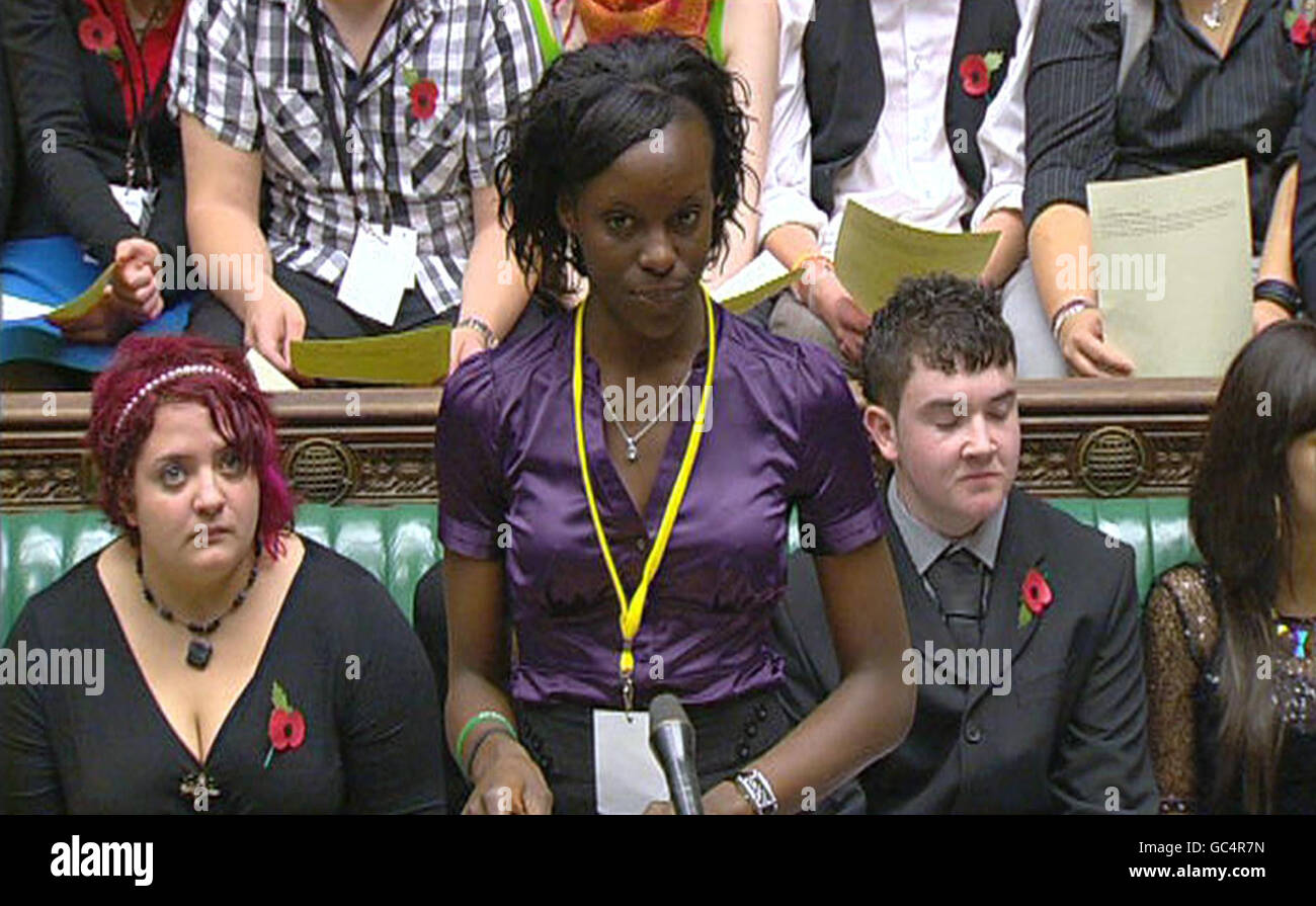 Funmi Abari spricht in den Houses of Parliament, London, während Mitglieder des britischen Jugendparlaments Geschichte schreiben, indem sie die Unterhaus-Kammer übernehmen, um Fragen zu diskutieren, die junge Menschen betreffen. Stockfoto