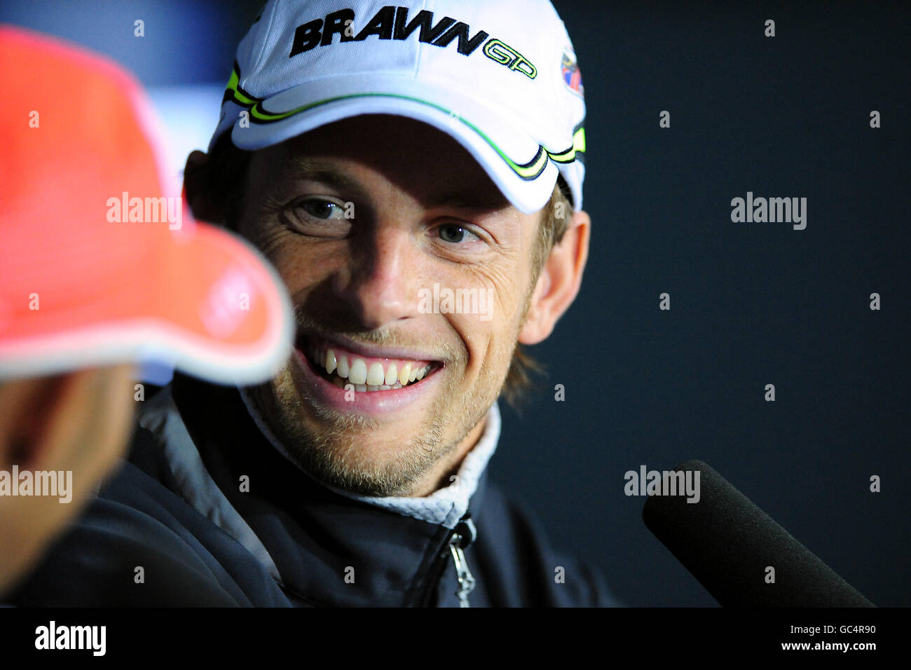 Jenson Button (rechts) von Brawn GP teilt einen Witz mit McLaren Mercedes Lewis Hamilton (links) während einer Pressekonferenz am Paddock Day in Silverstone, Northamptonshire. Stockfoto